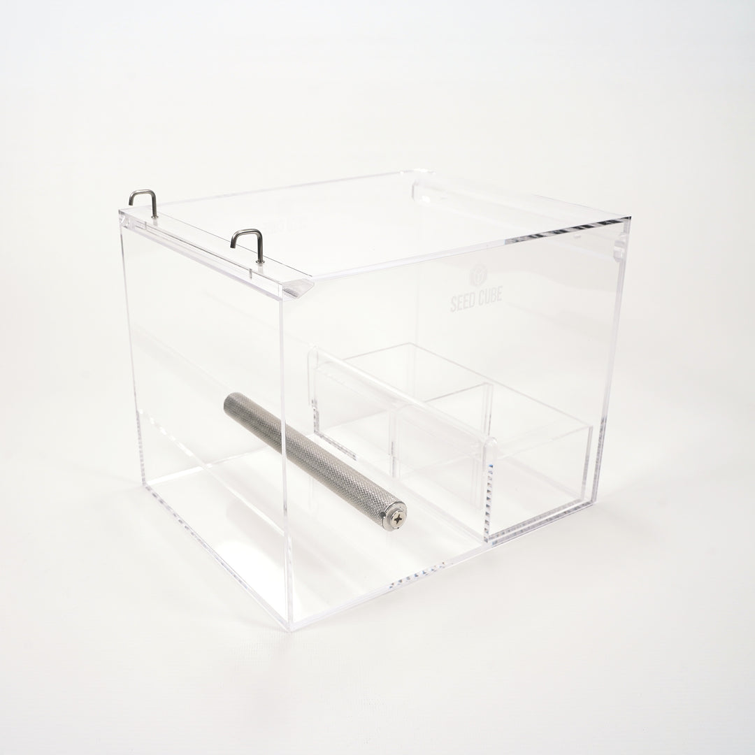 Clean and organized bird feeding solution with Large Seed Cube and Easy-Tray
