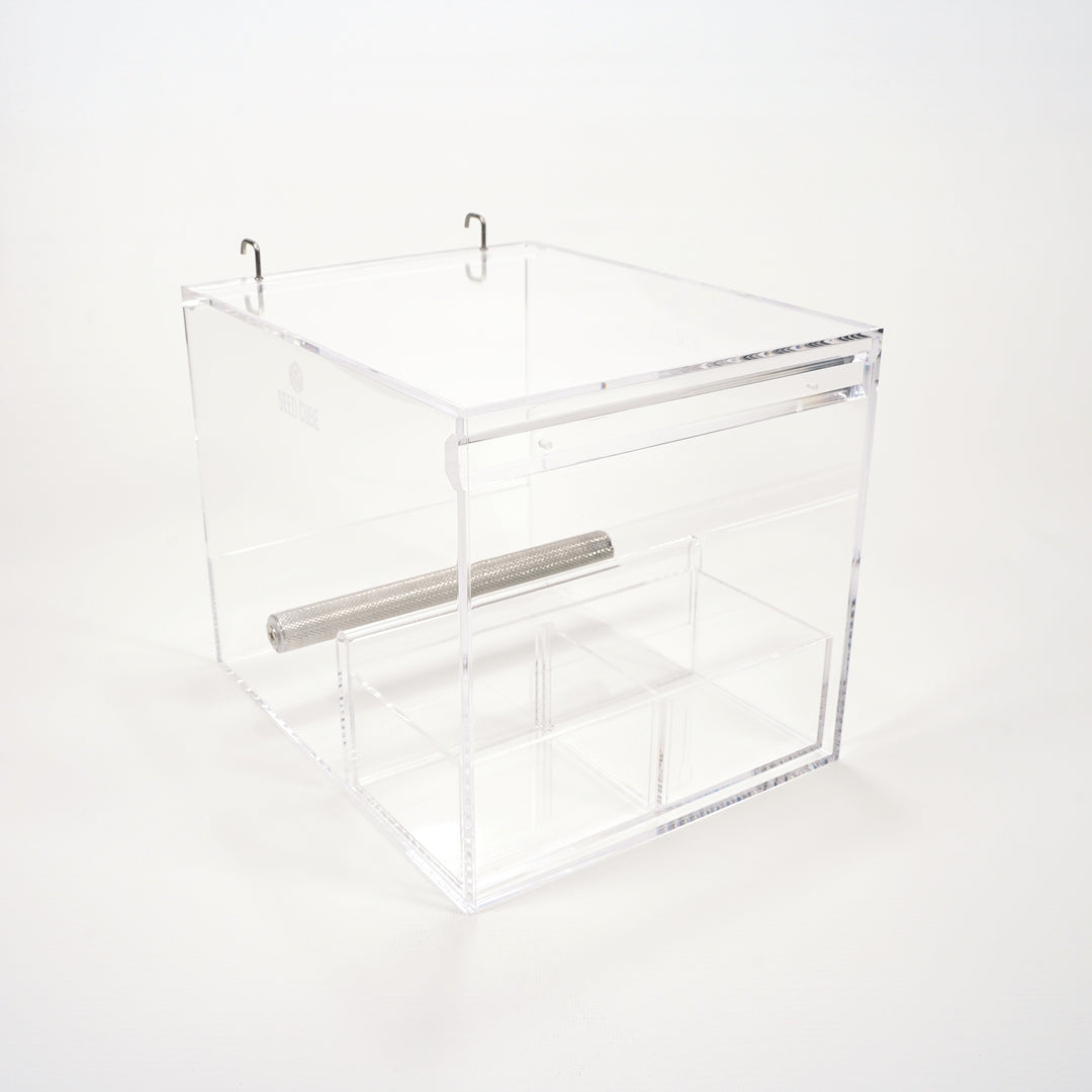 Mess-free bird feeding with the Large Seed Cube and Easy-Tray bundle
