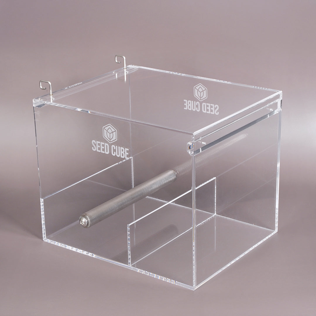 Mess-reducing bird feeder for large cages – Seed Cube