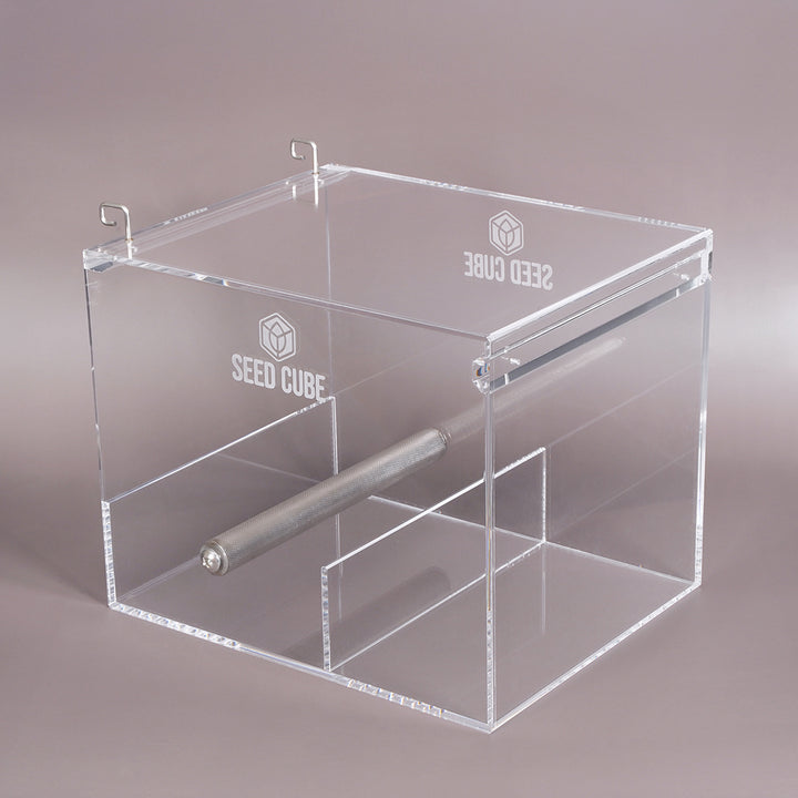 Mess-reducing bird feeder for large cages – Seed Cube